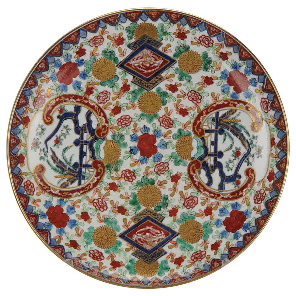 Perfekter farbenfroher Platzteller aus Porzellan aus der antiken Periode, japanisch markiert, 20. Jahrhundert im Angebot
