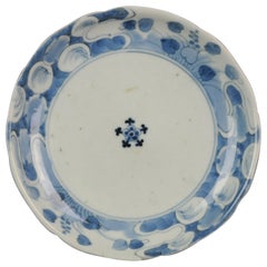 Ancienne assiette à fleurs Arita en porcelaine japonaise Edo marquée, 17/18e siècle