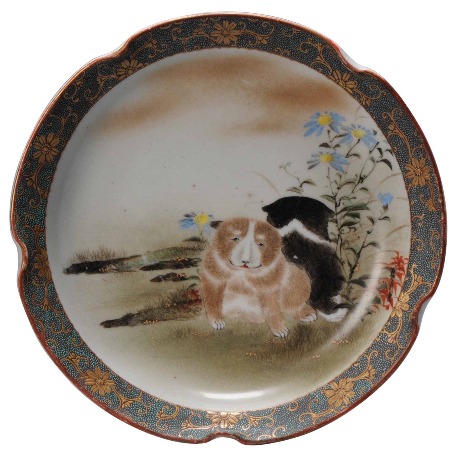 Antiker japanischer Kutani-Teller aus der japanischen Meiji-Periode mit Hunden und Mark Japan, 20. Jahrhundert im Angebot