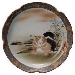 Ancienne assiette japonaise Kutani de la période Meiji avec chiens et marque Japon, 20e siècle