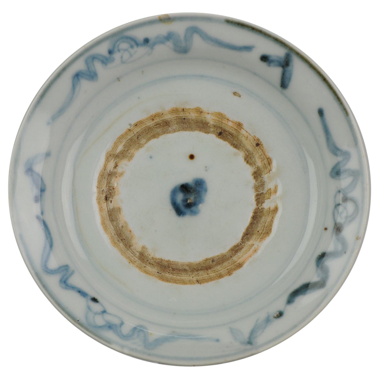 Ancienne assiette en porcelaine chinoise Swatow Zhangzhou Dynastie Ming, 16/17ème siècle en vente