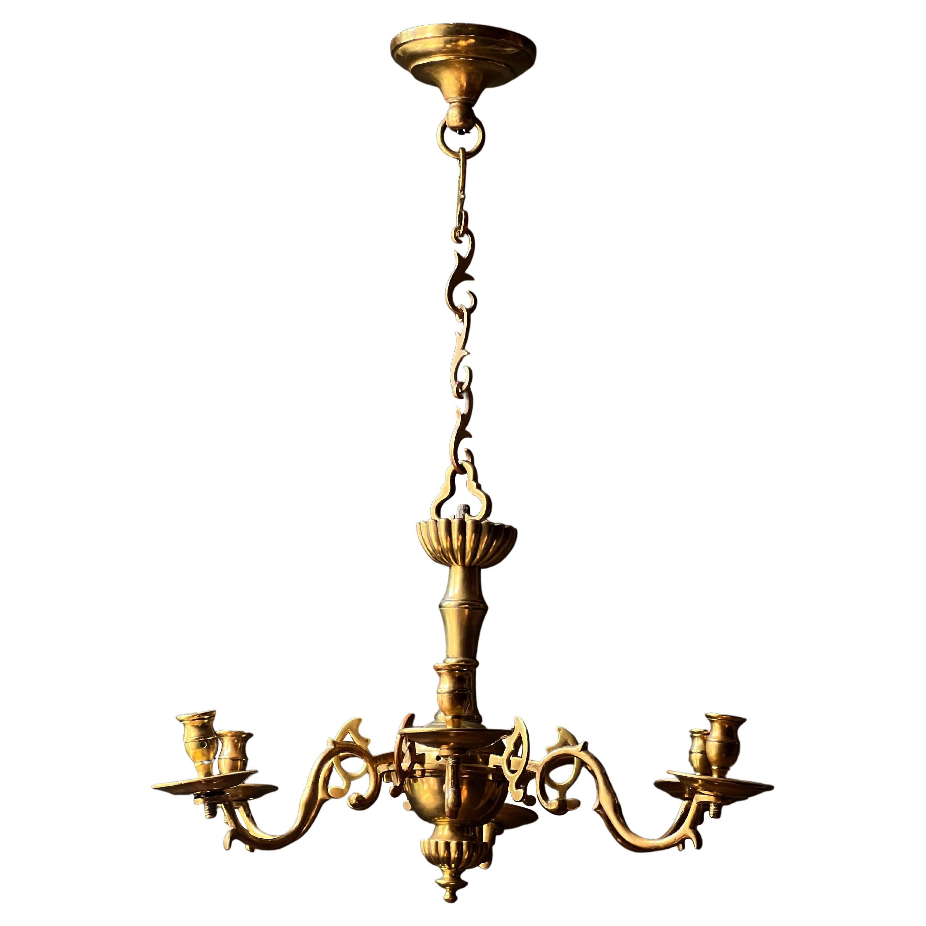 Lustre à six lumières en laiton anglais du milieu du XVIIIe siècle en vente