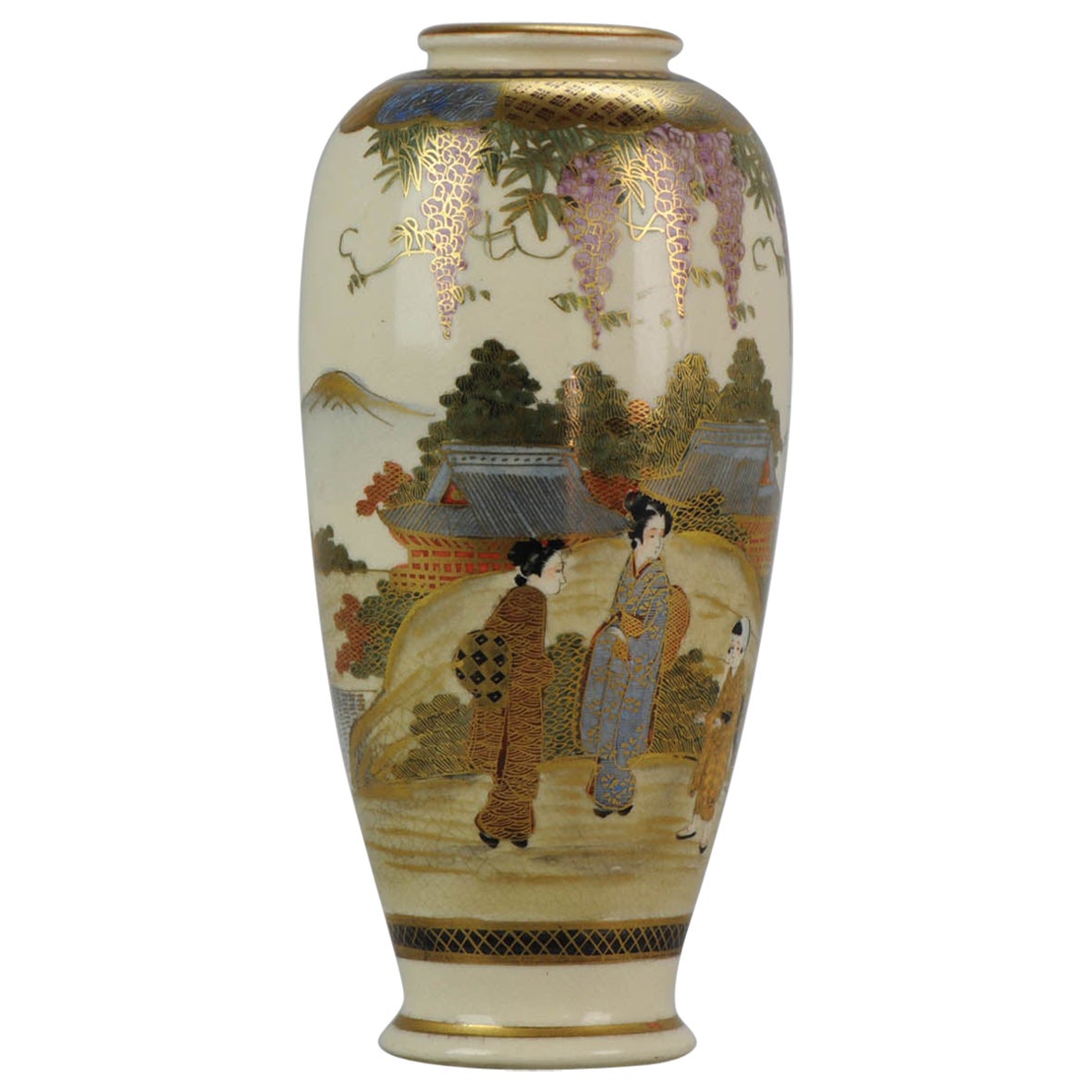 Antike japanische Satsuma-Vase aus der Meiji-Periode mit weichen Figuren und markiertem Sockel, 19. Jahrhundert