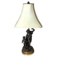 Lampe sculpturale française ancienne en bronze représentant une femme et un enfant 