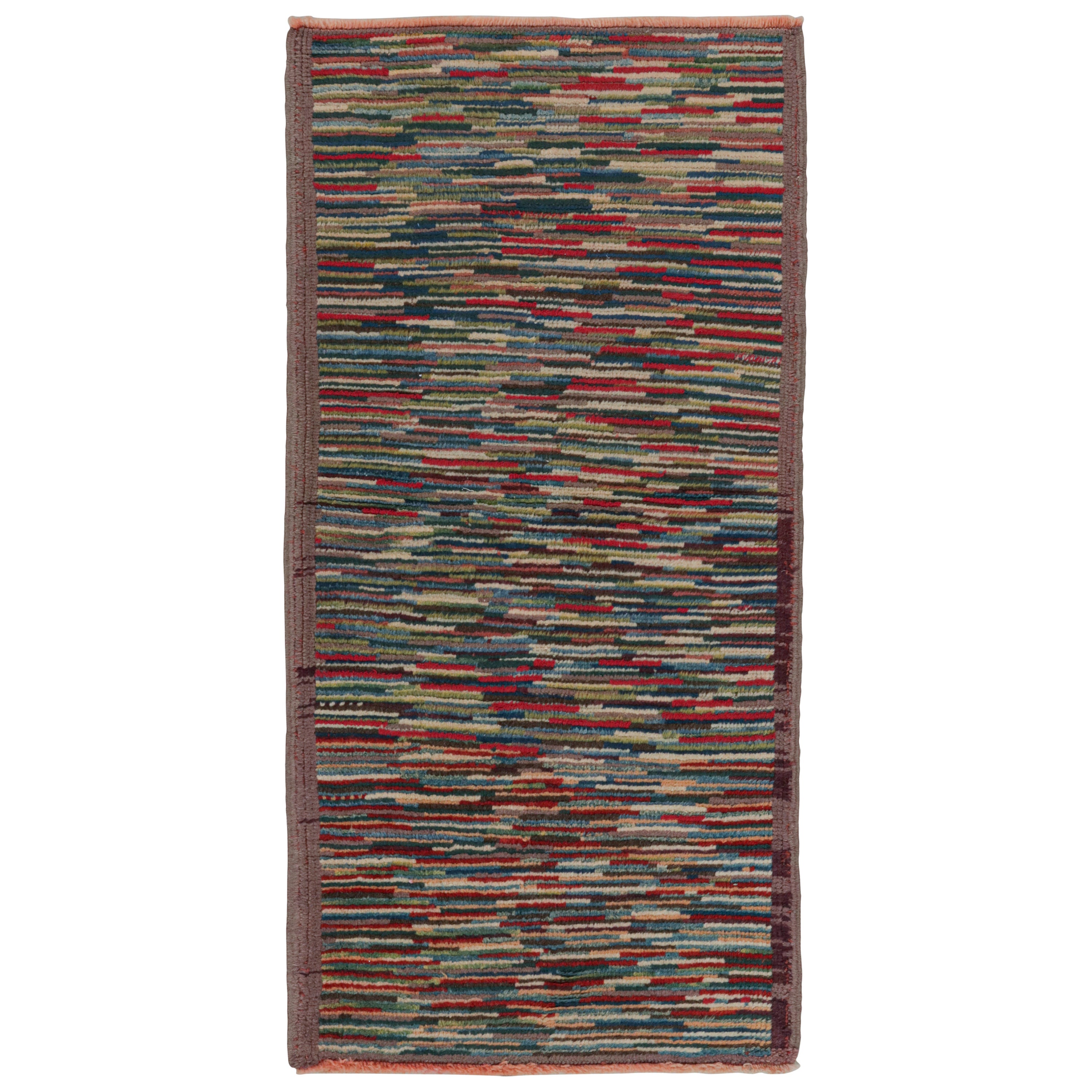 Alfombra turca vintage de Burdur con motivos polícromos de estrías, de Rug & Kilim