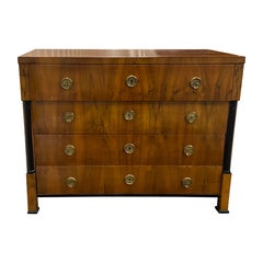 Seltener österreichischer Biedermeier-Schreibtisch aus Nussbaum, um 1820