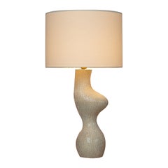 Lámpara de sobremesa Venuso de cerámica acanalada beige de Simone & Marcel