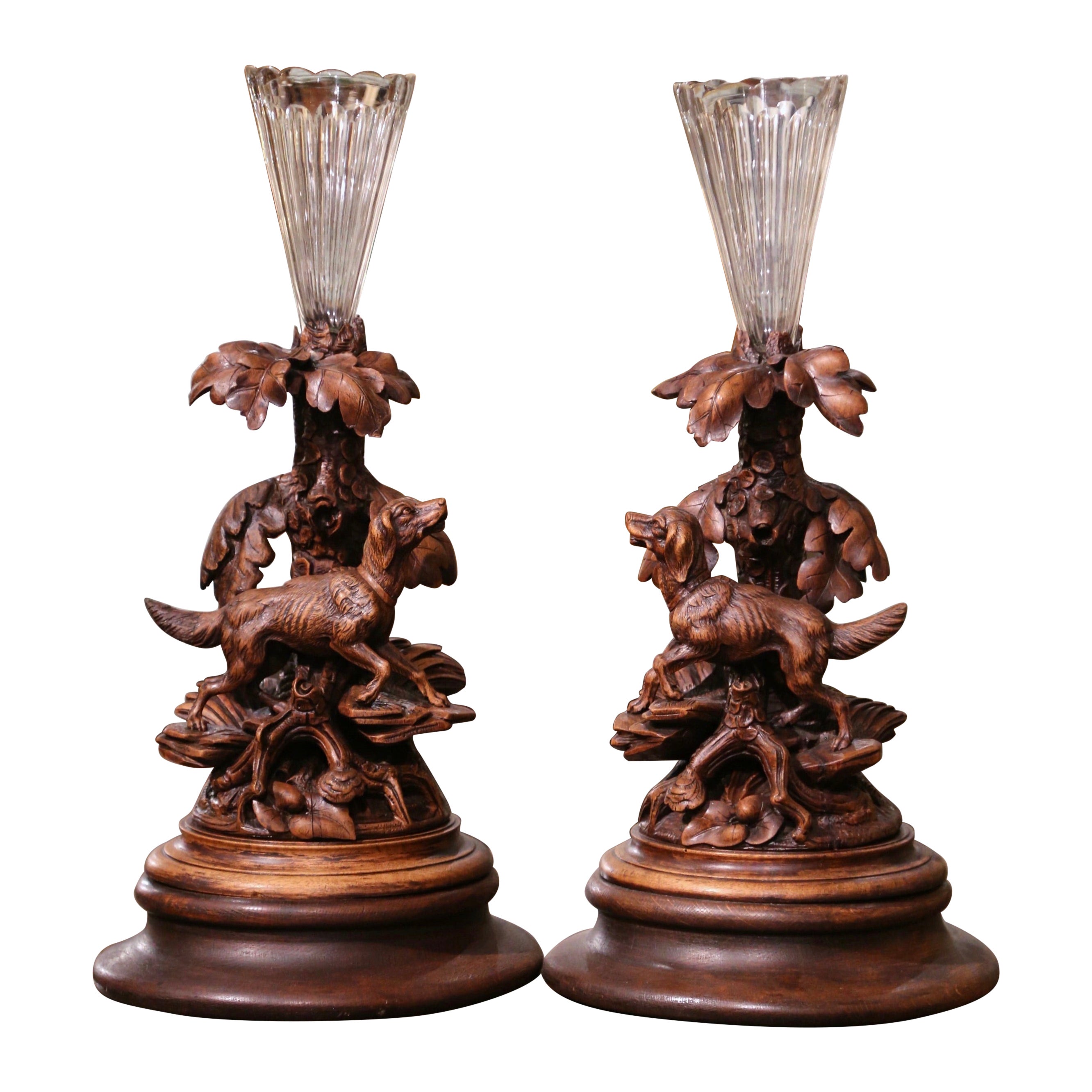 Paire de vases en cristal Black Forest du XIXe siècle avec sculptures de chiens  en vente