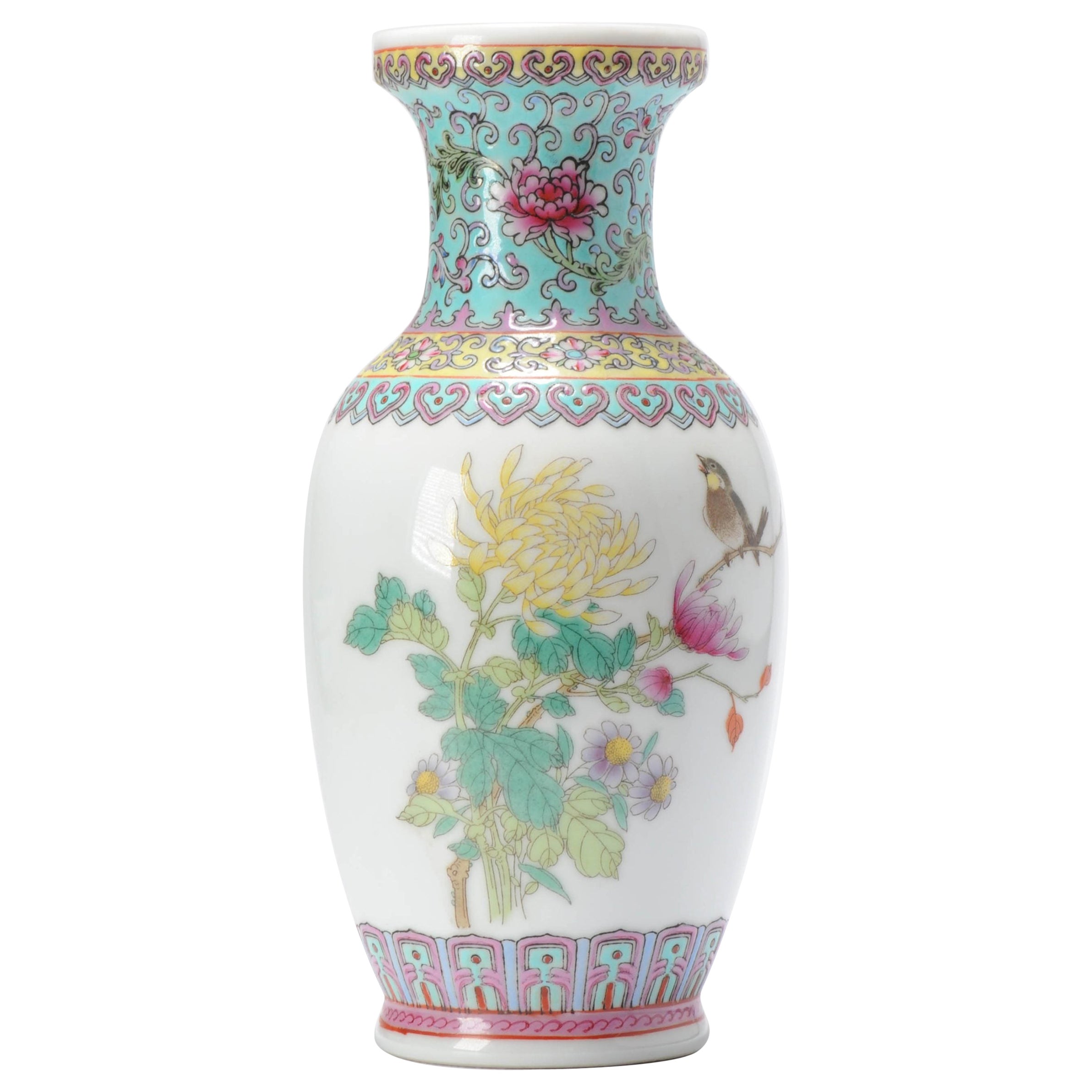 Vase procuré chinois vintage ou antérieur avec une fleur et un oiseau sénés, 1989