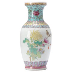 Chinesische Proc-Vase aus Porzellan im Vintage- oder früheren Stil mit genähten Blumen und Vogel, 1989