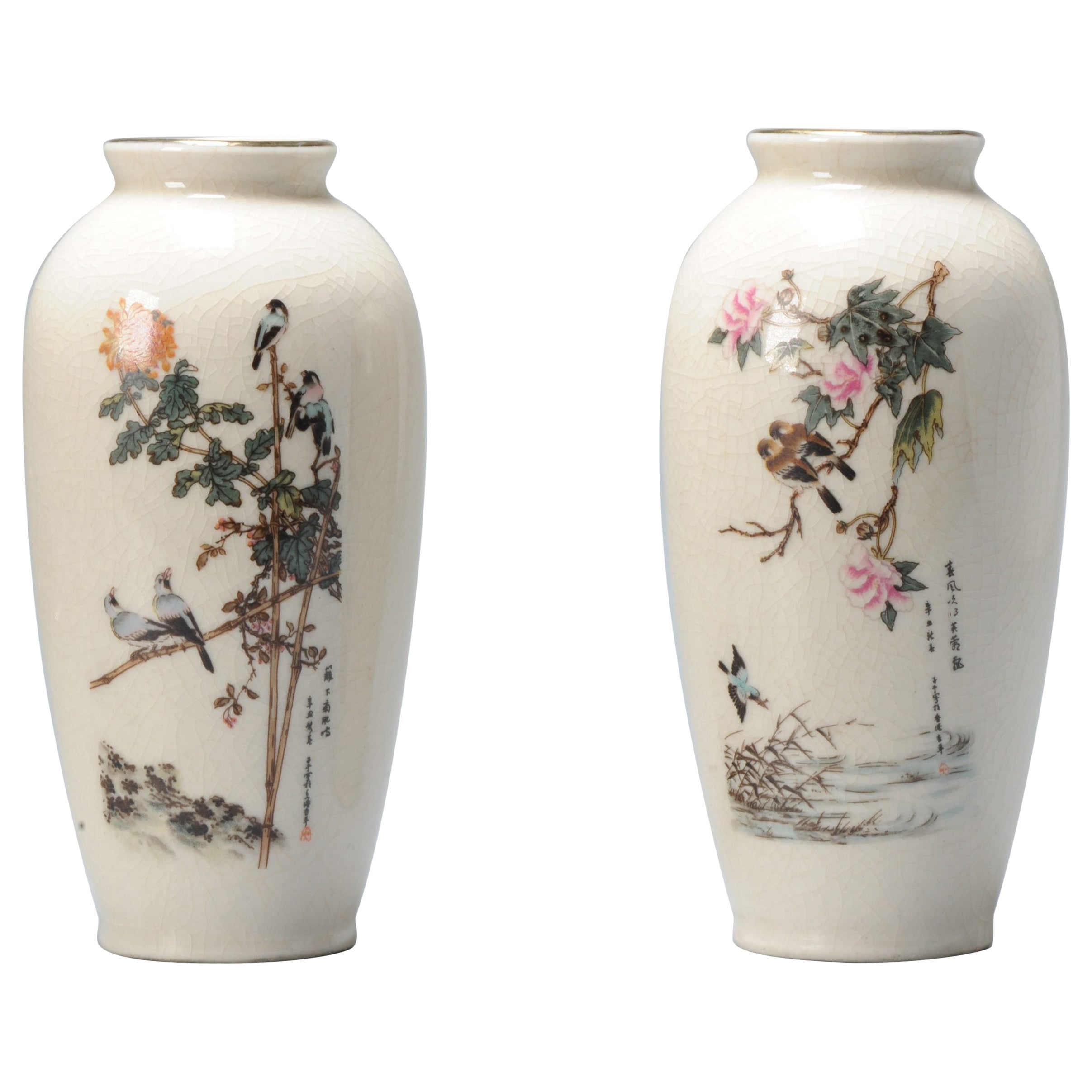 Ensemble de 2 petits vases japonais Satsuma de la période Showa avec calligraphie et marque en vente