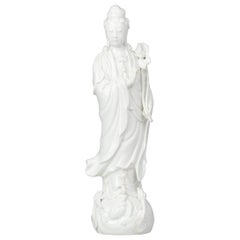Dehua Blanc de Chine-Statue Guanyin mit Lotusblume aus dem 20. Jahrhundert