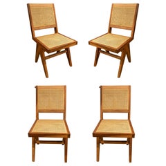 Satz von vier Holzstühlen mit Sitz und Rückenlehne aus Korbweide mit Korbweide Grid