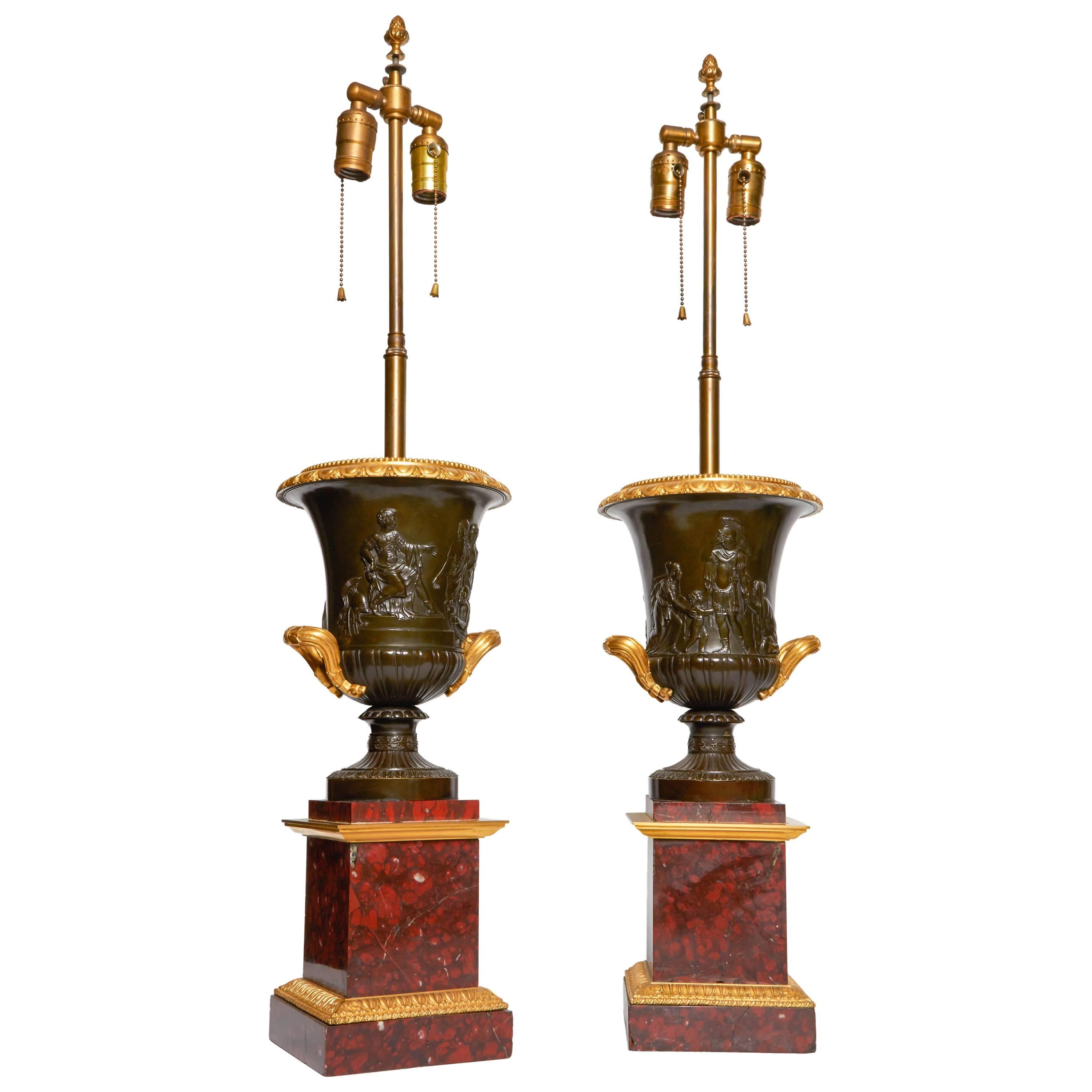 Paire de grandes urnes ou lampes néoclassiques anciennes en bronze en forme de campane