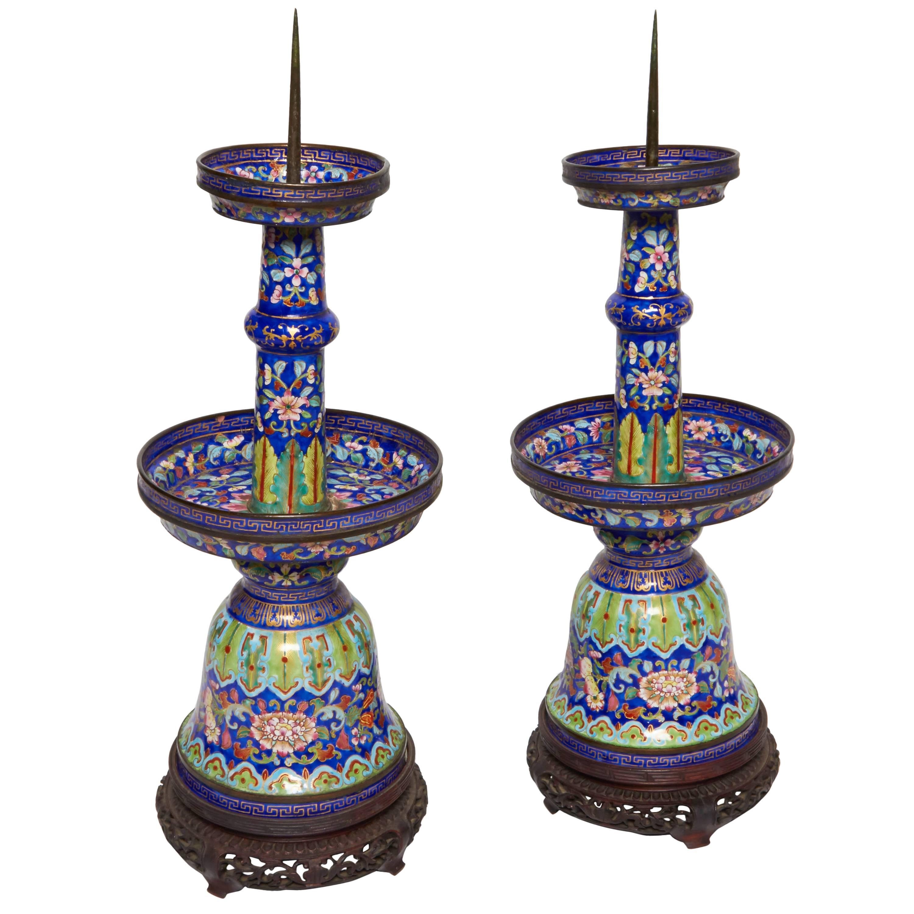 Außergewöhnliches Paar Kanton-Emaille-Kerzenständer aus dem 19. Jahrhundert im Angebot