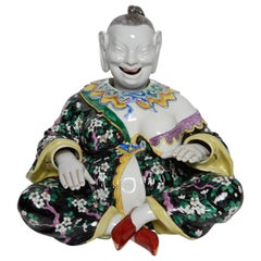 Figura in porcellana tedesca Chinoiserie di un Nodder, Figura seduta con gambe incrociate