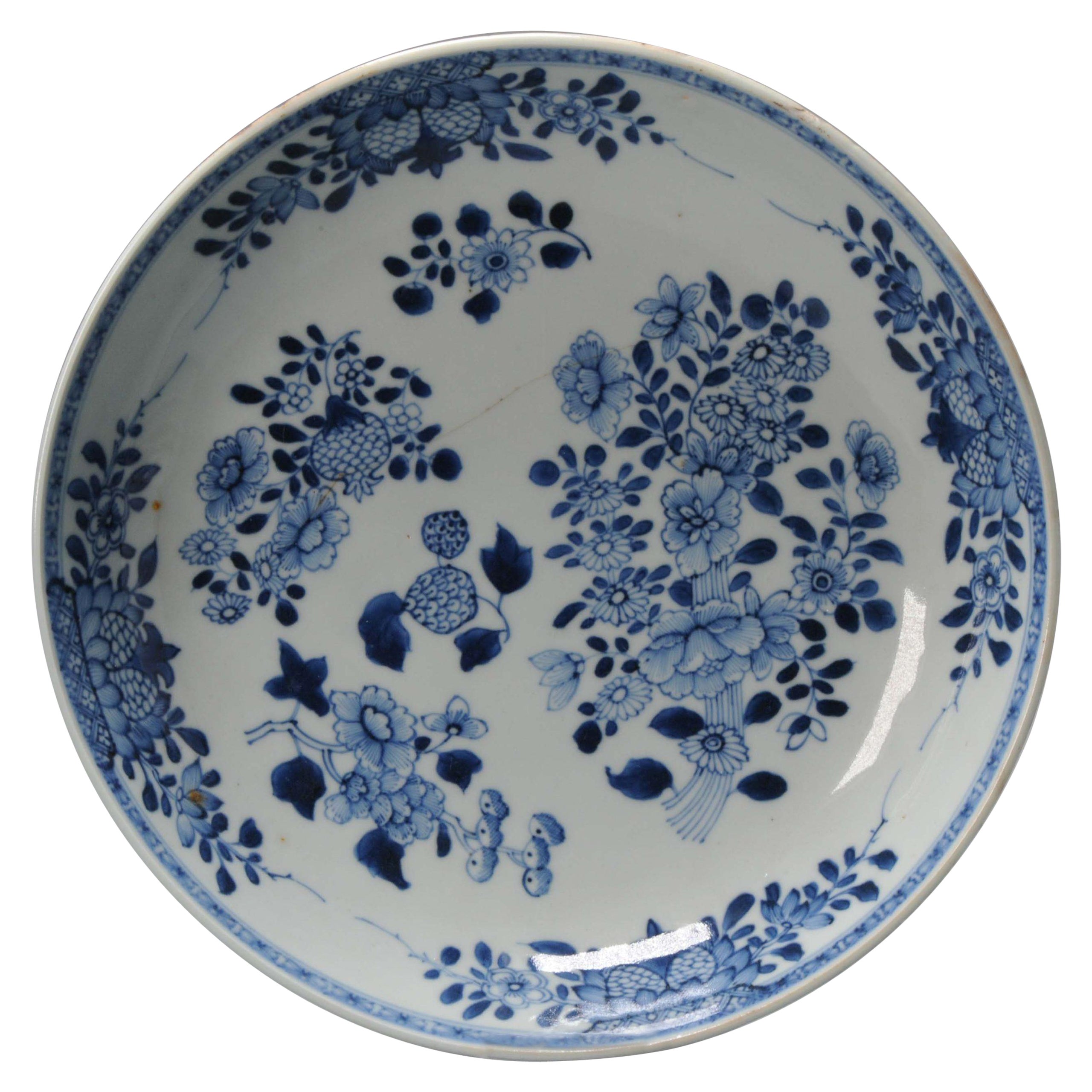 Assiette ancienne en porcelaine chinoise Qianlong bleue et blanche, 18e siècle