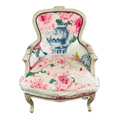 Fauteuil cabriolet Bergere rose blanc et bleu style Louis XV - France