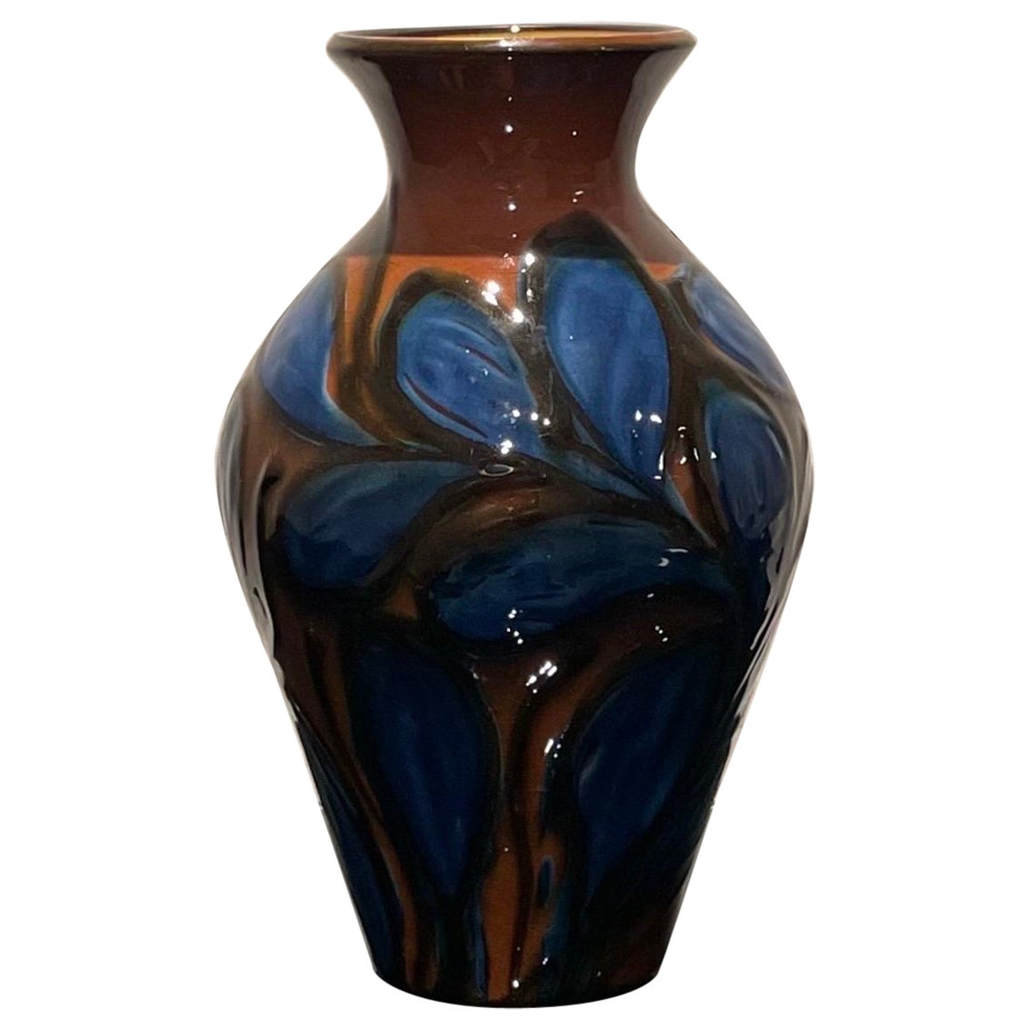 1920er Jahre Dänische 22 cm muffige farbige Keramikvase von Herman Kähler  im Angebot