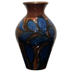 Vaso danese degli anni '20 di Herman A. Kähler, 22 cm, in ceramica colorata e ammuffita. 