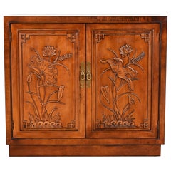 Henredon Mid-Century Hollywood Regency Chinoiserie-Barschrank aus geschnitztem Nussbaumholz, Hollywood Regency