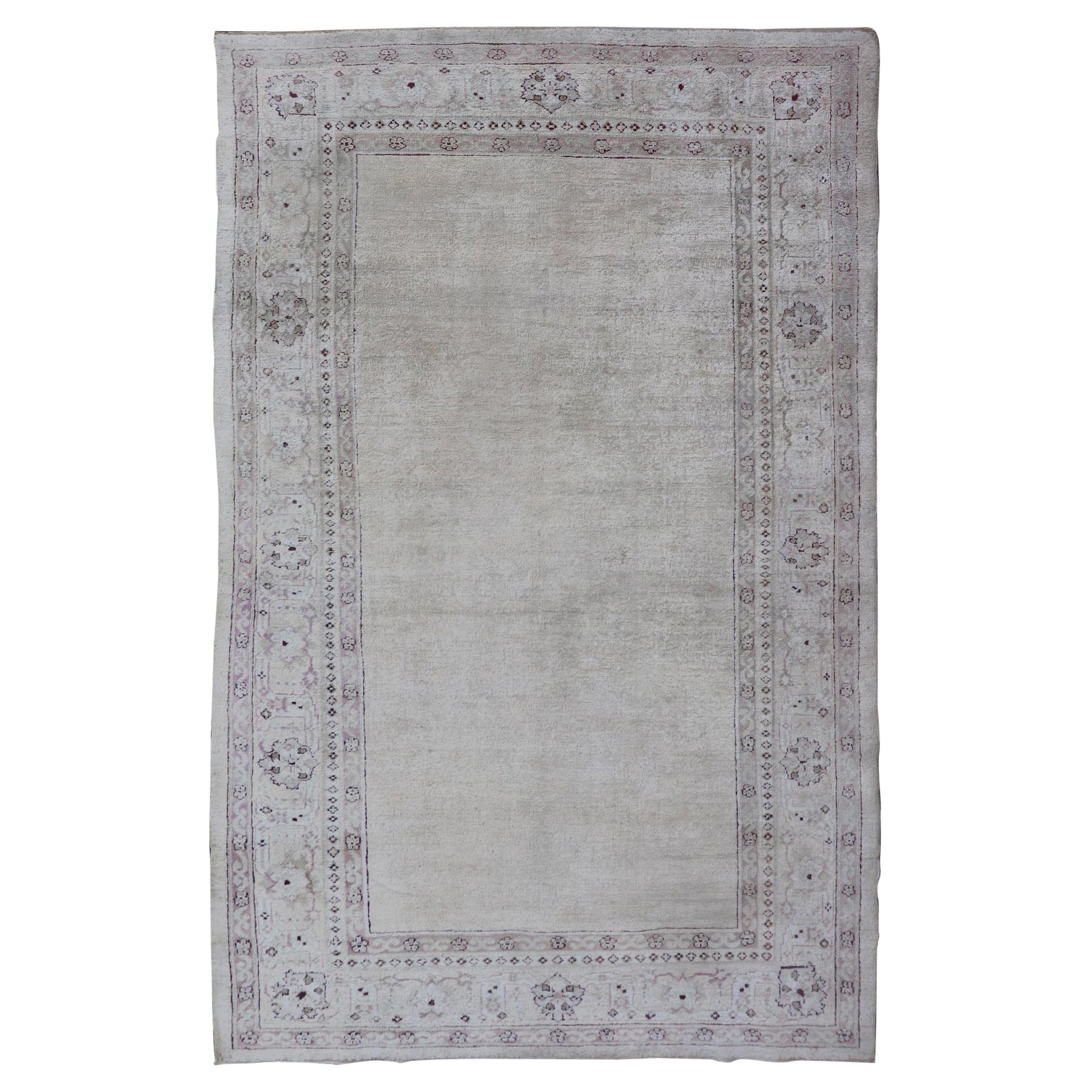 Tapis indien antique Amritsar avec fond crème, bordure rouge et lavande