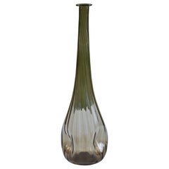 Vase en verre fumé nervuré