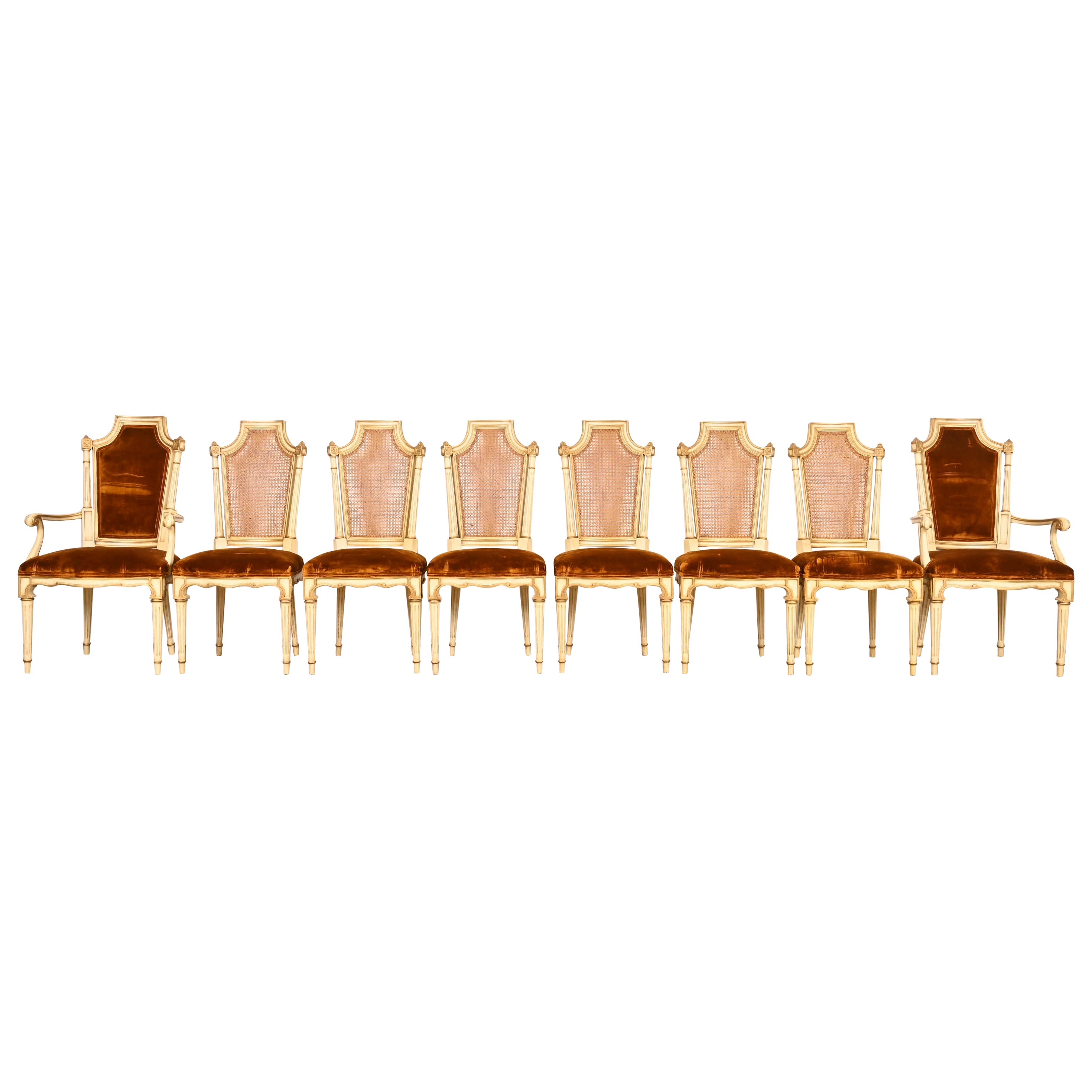 Huit chaises de salle à manger Régence française Karges Louis XVI peintes en crème et dorées à l'or en vente