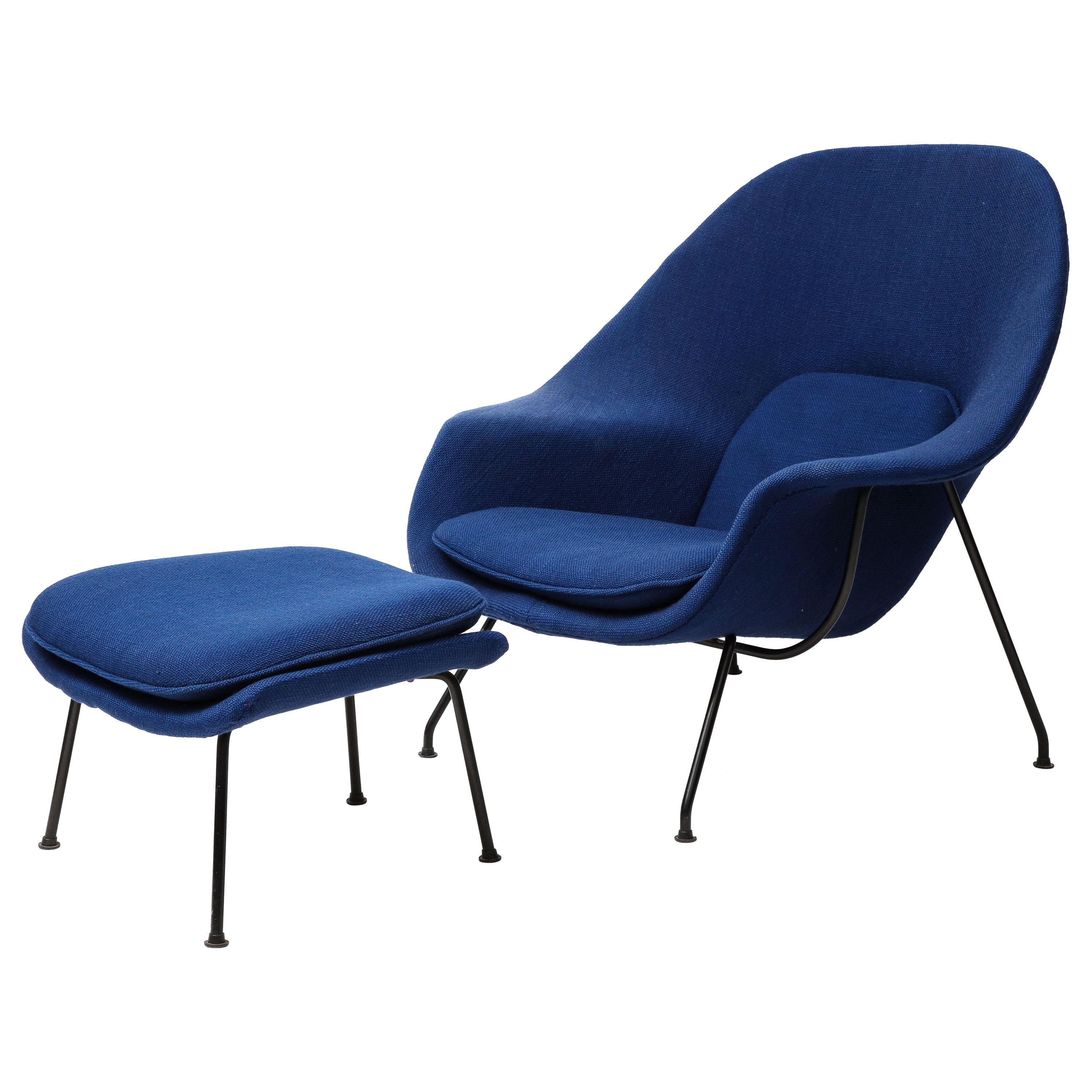 Früher Eero Saarinen Knoll Womb Chair & Ottomane, blaue Polsterung, schwarzer Rahmen im Angebot