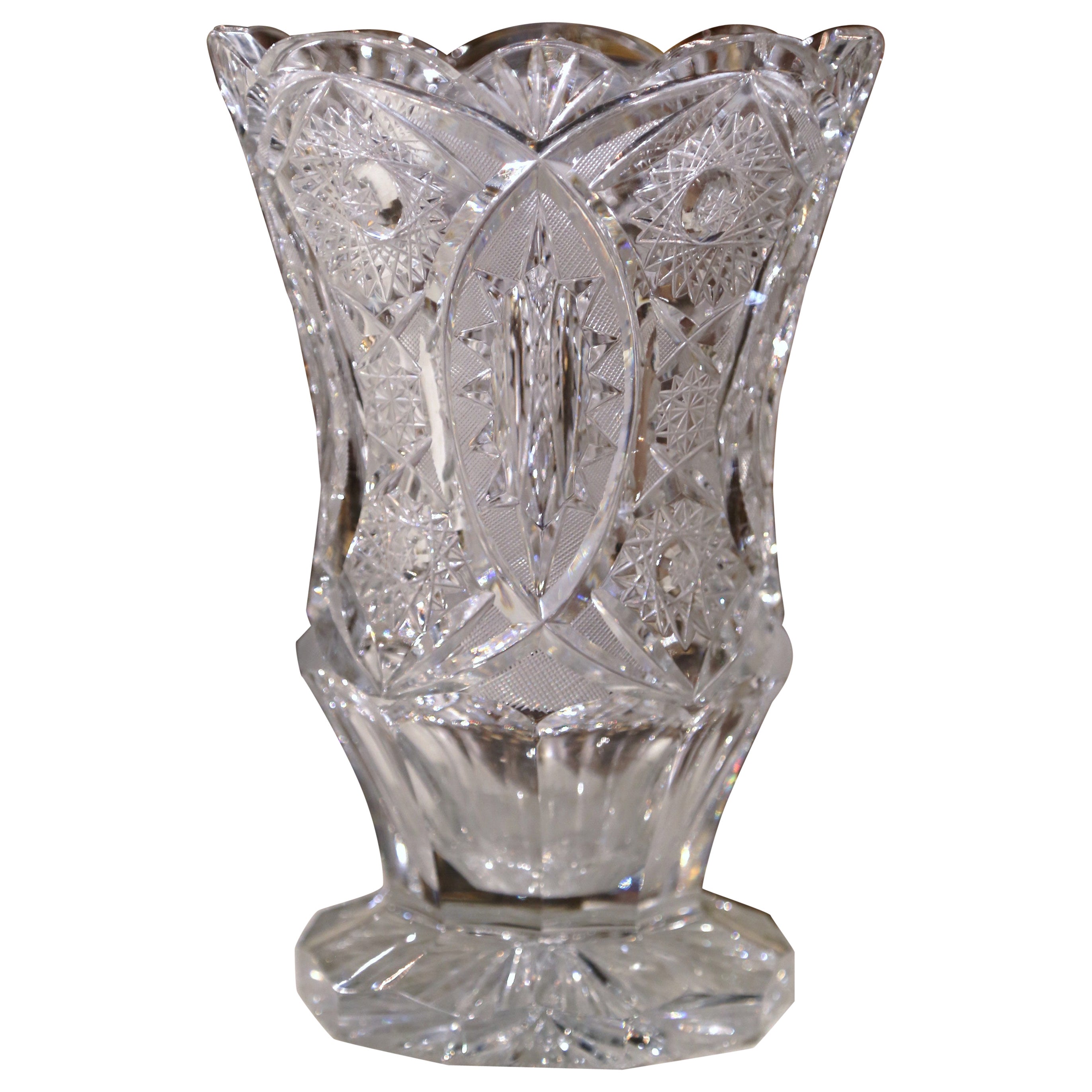 Französische Vase aus geschliffenem Kristall aus der Jahrhundertmitte mit geätzten geometrischen und floralen Motiven im Angebot