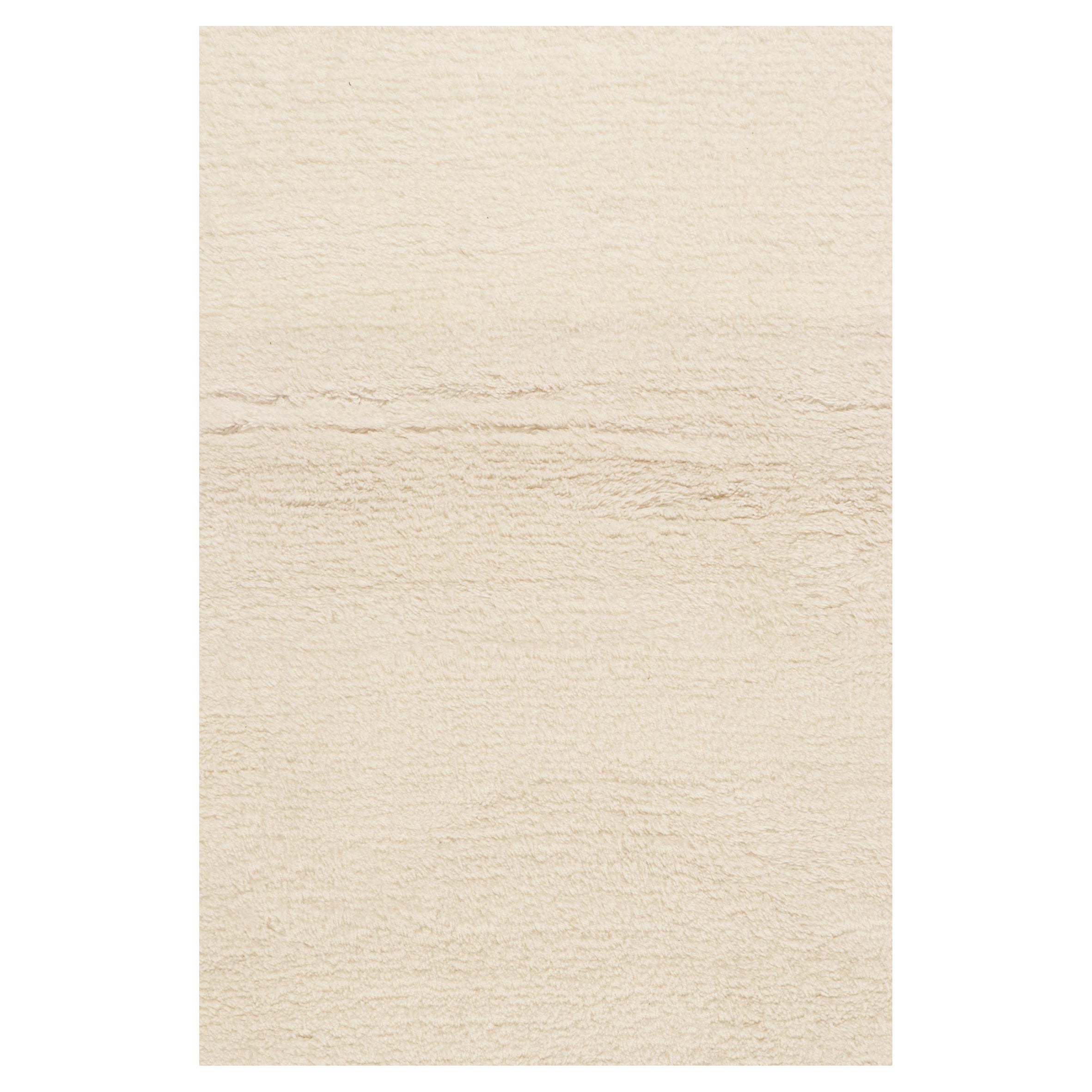 This contemporary 12x17 solid rug is a new addition to Rug & Kilim's Texture of Color Collection. Hand-knotted in all-natural wool.

Further on the Design:

This delicious blend of luxurious ivory and off-white tones further enjoys a subtle sheen