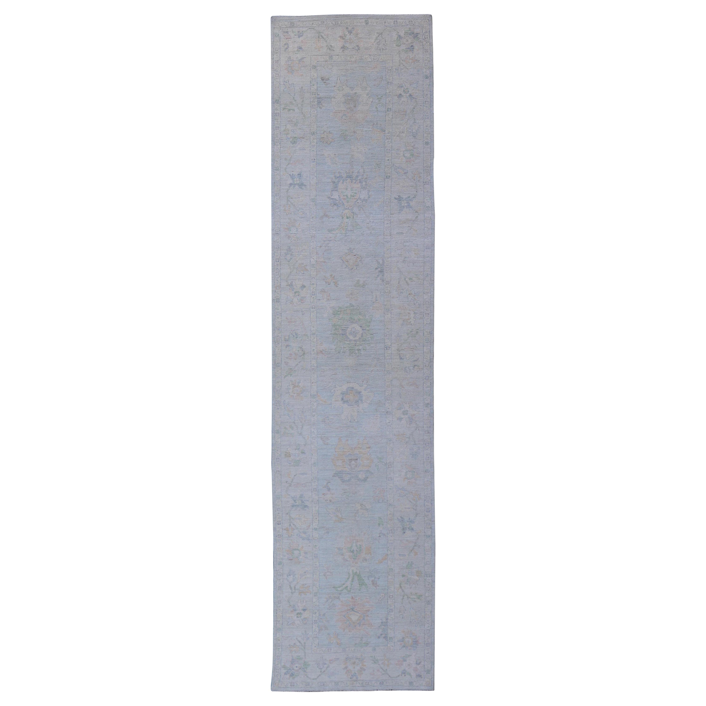 Neutral-Farbgalerie Oushak-Läufer mit Medaillon-Design in Hellblauem Feld