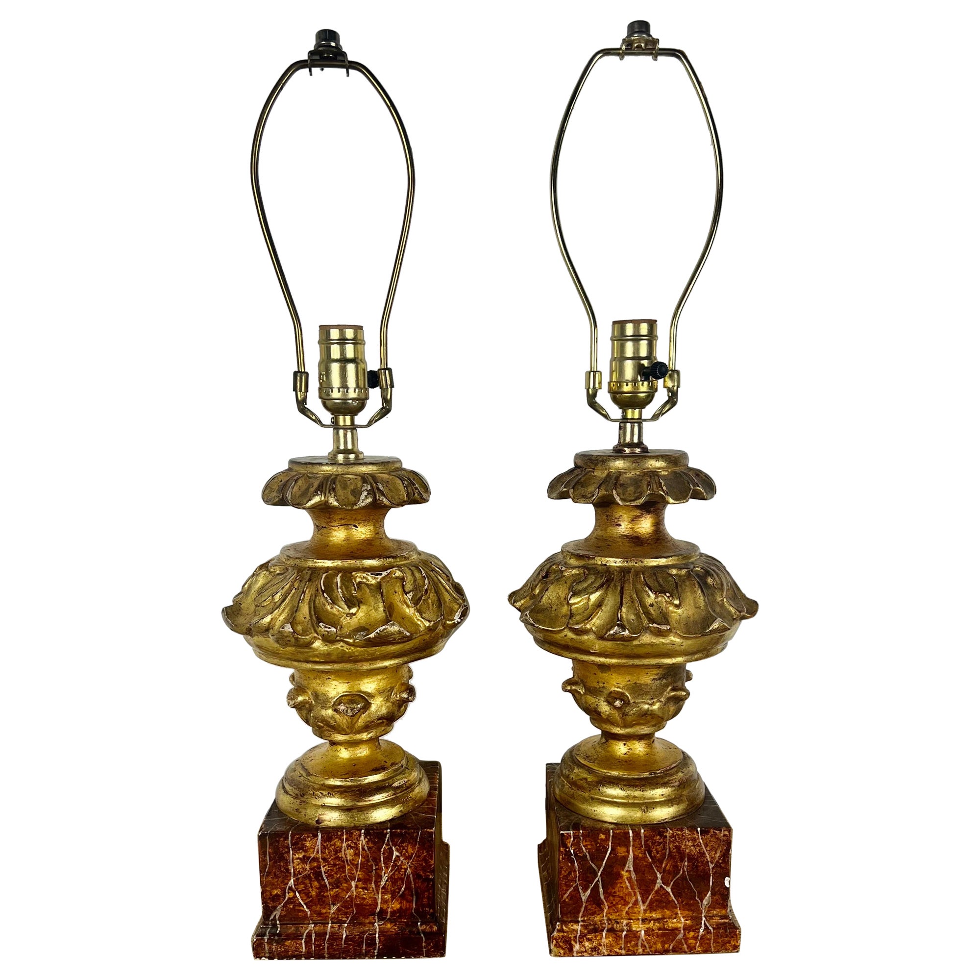 Paire de lampes italiennes en bois doré sculpté sur socle en faux marbre