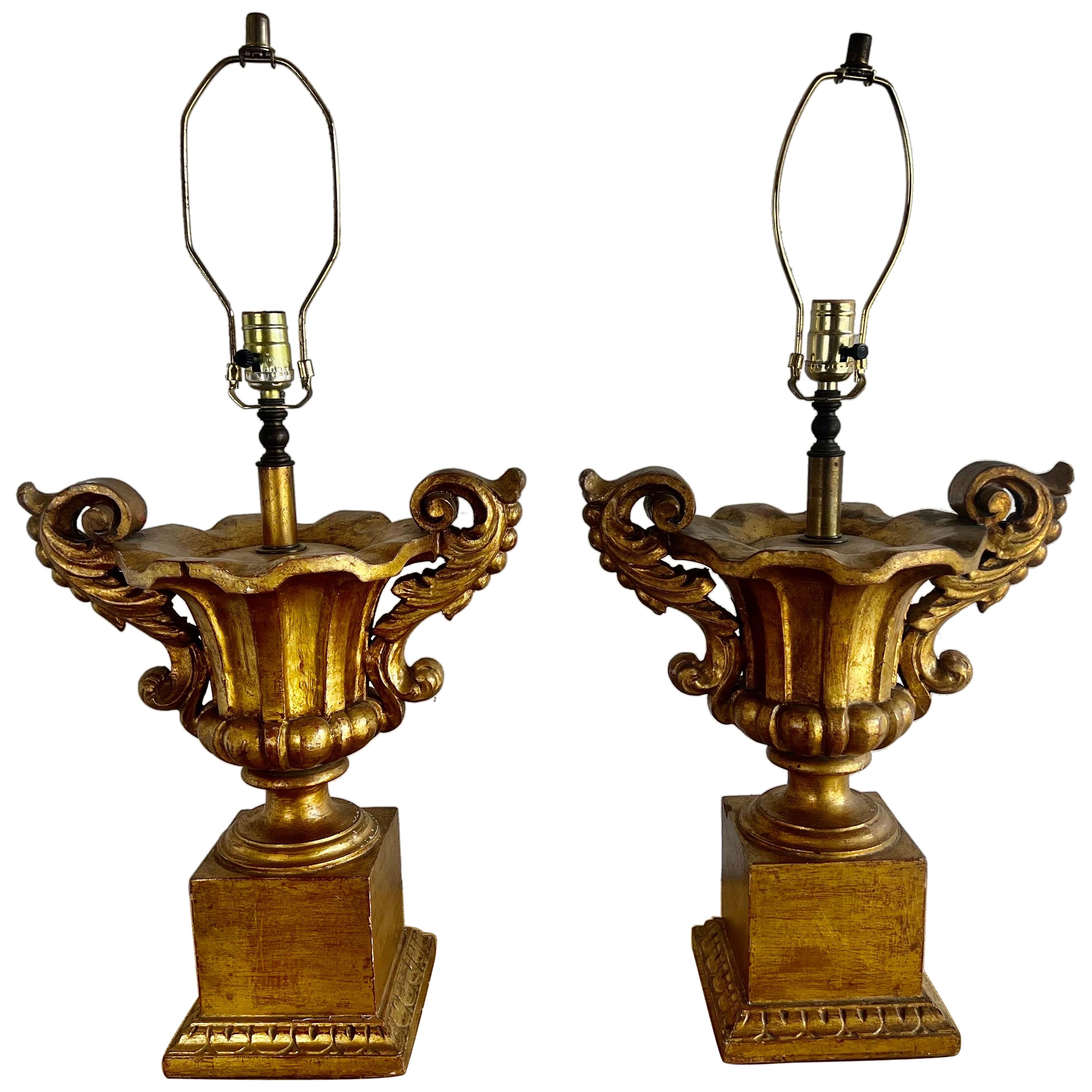 Paar italienische Urnenlampen aus vergoldetem Holz im neoklassischen Stil, um 1930 im Angebot