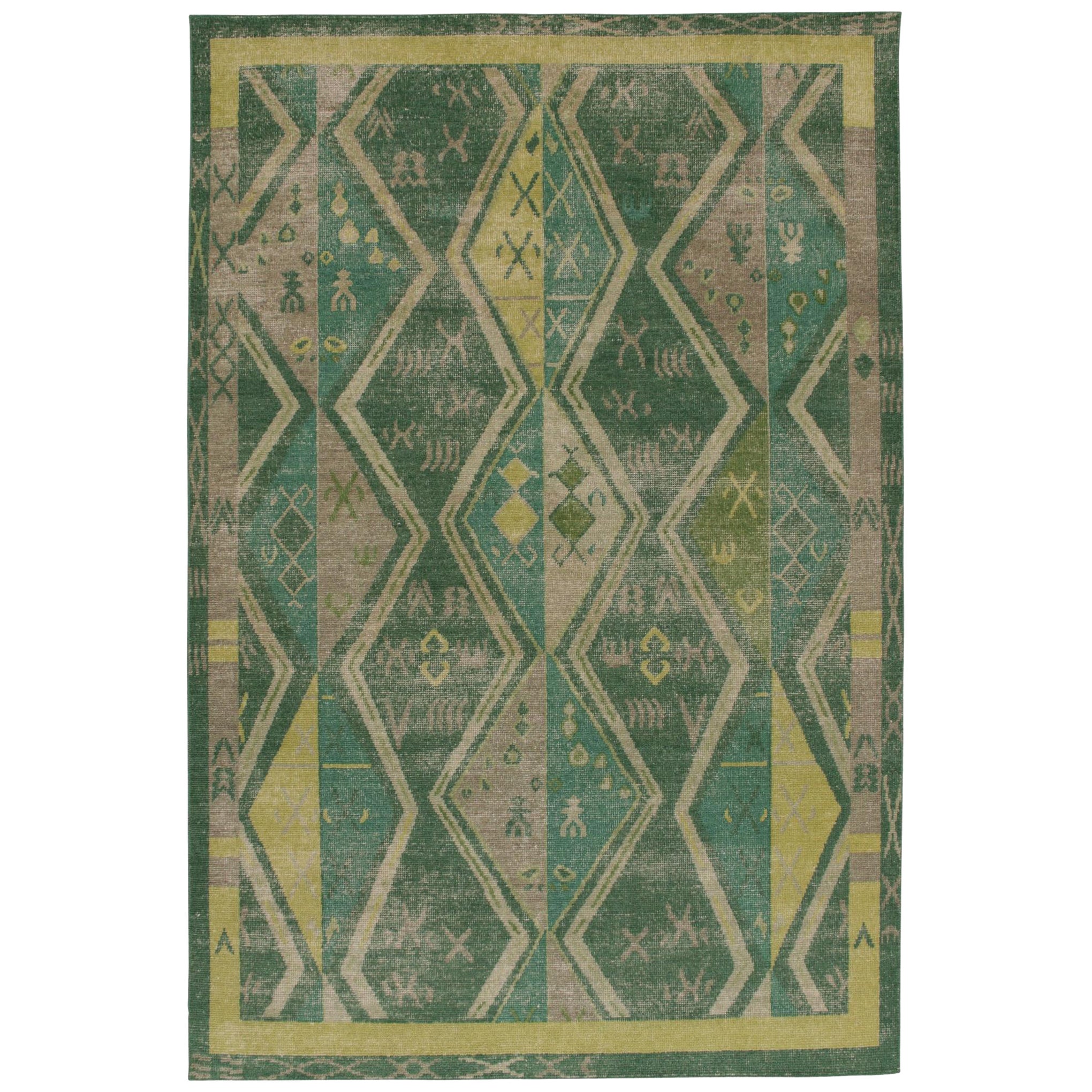Rug & Kilim's Distressed Style Rug in Green & Brown Geometric Patterns (tapis à motifs géométriques verts et bruns) en vente