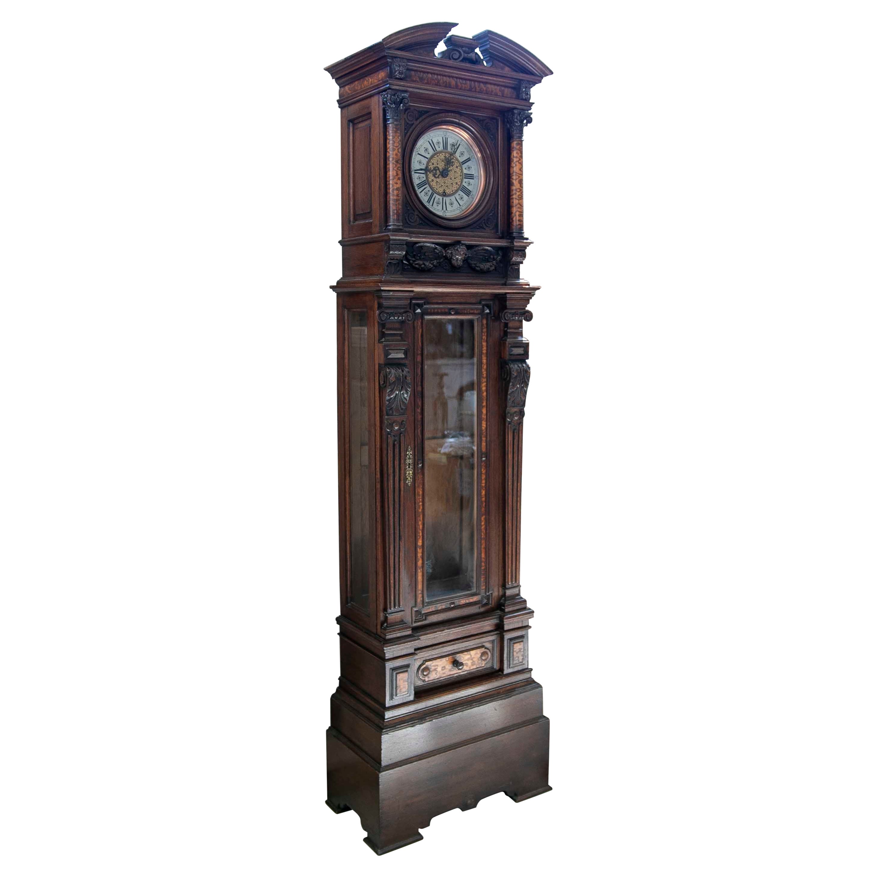 Uhr aus dem 19. Jahrhundert mit handgeschnitztem Eichenholzgehäuse mit originalem Mechanismus im Angebot