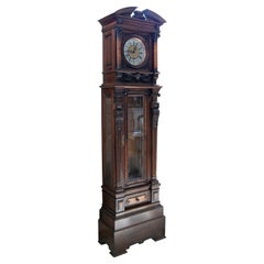 Horloge du 19e siècle avec boîtier en chêne sculpté à la main et mécanisme d'origine