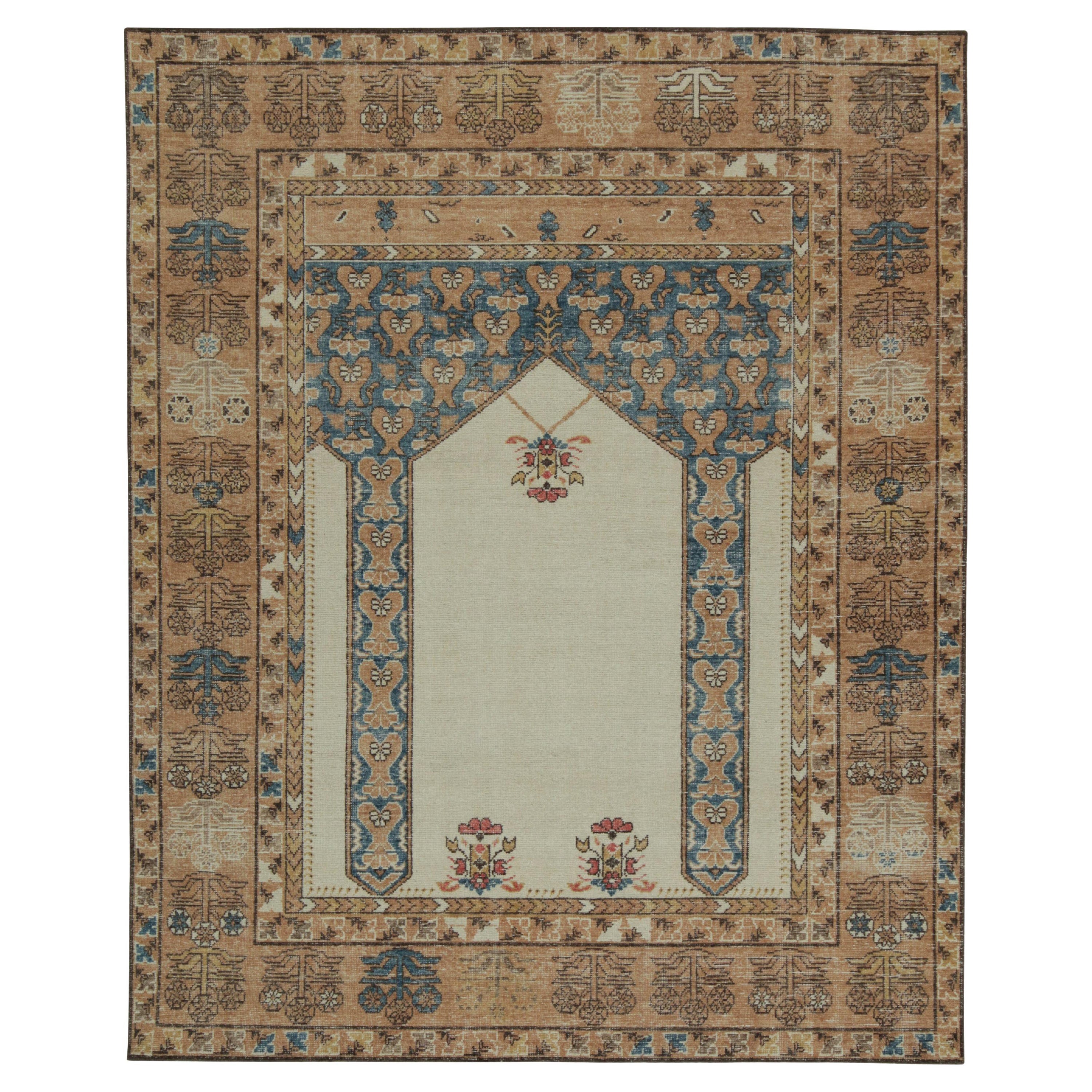 Rug & Kilim's Distressed Style rug with Mihrab Pattern and Beige Open Field (tapis de style vieilli avec motif Mihrab et champ ouvert beige)