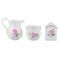 Meissen, drei Pieces "Rosa Rose", ein Pflanzgefäß, ein Milchkännchen und eine Teedose.