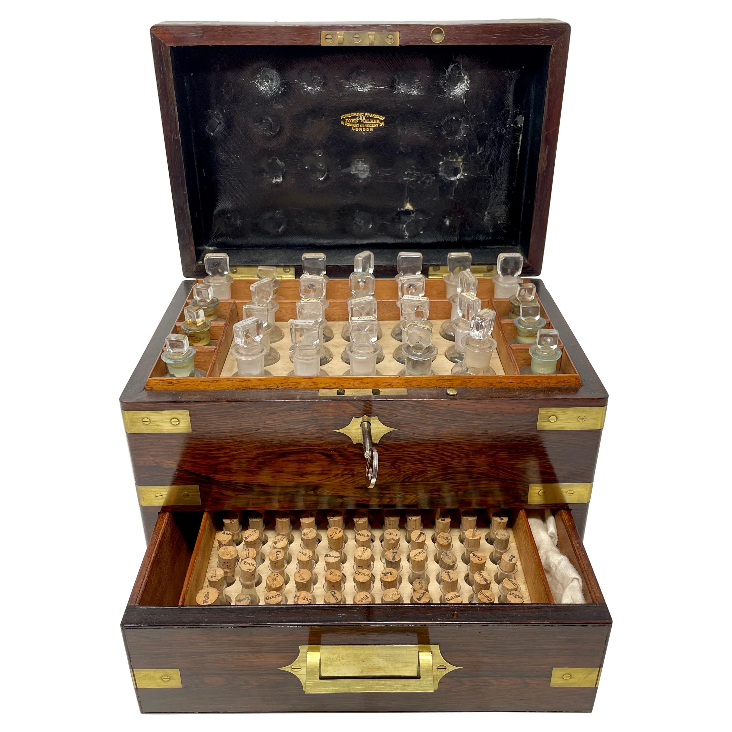 Ancien coffret d'apothicaire anglais en bois de rose monté en laiton, vers 1880. en vente