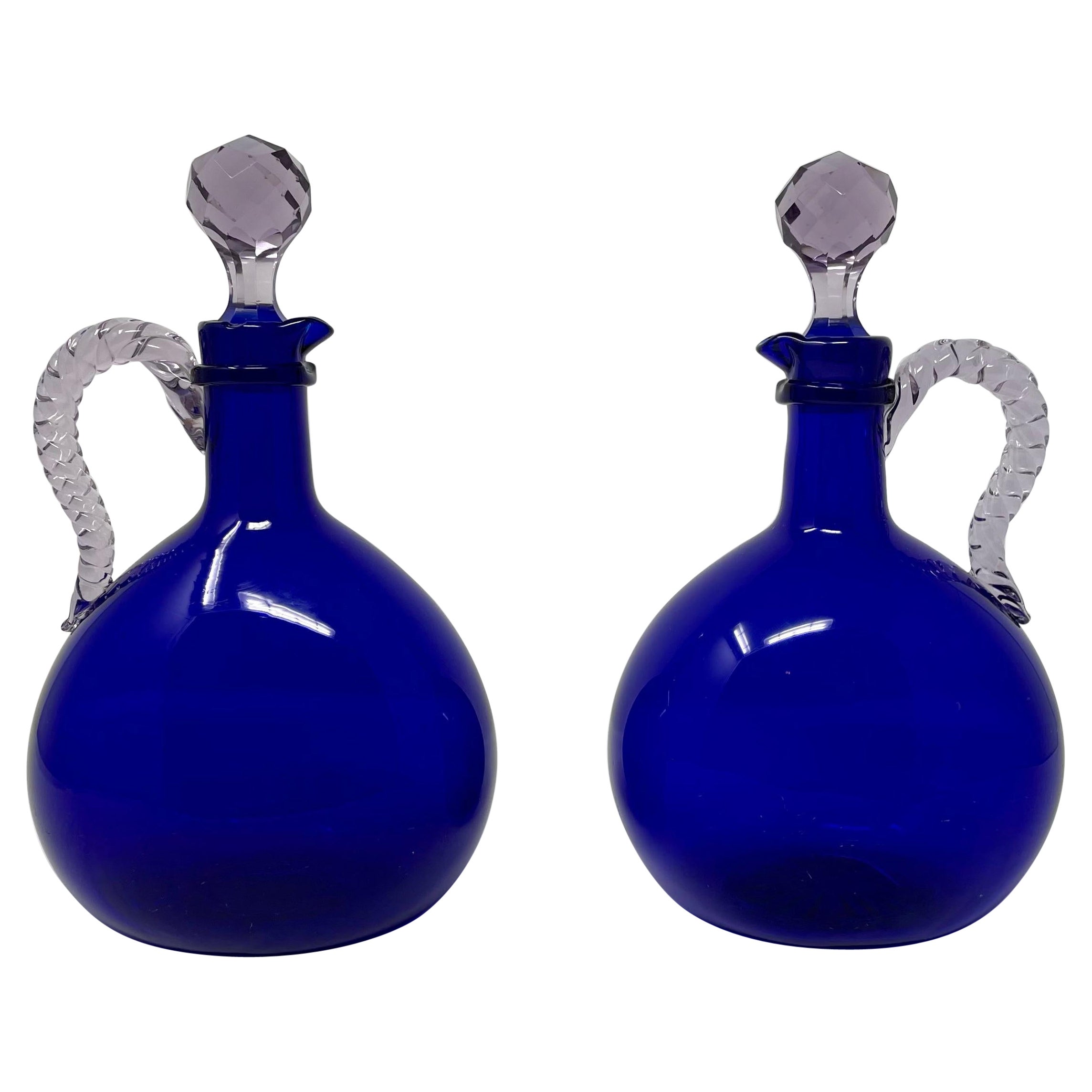 Paar antike englische mundgeblasene kobaltblaue Glaskaraffen aus kobaltblauem Glas, um 1900. im Angebot
