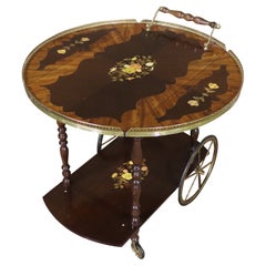 Carrello da bar antico con foglie