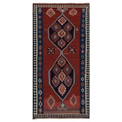 Tapis Kilim tribal afghan vintage, avec terrain ouvert et médaillon de Rug & Kilim