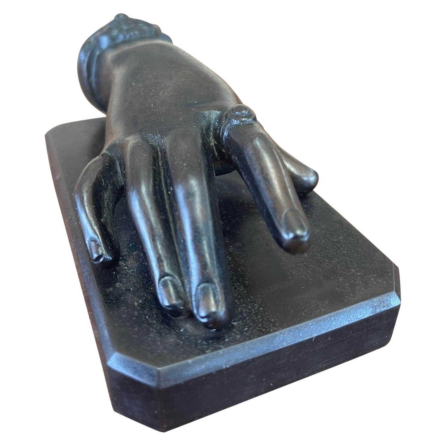 Figurina di mano in bronzo scolpito vintage su base di bronzo in vendita
