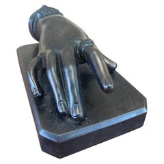 Figurita de mano de bronce esculpida vintage sobre base de bronce