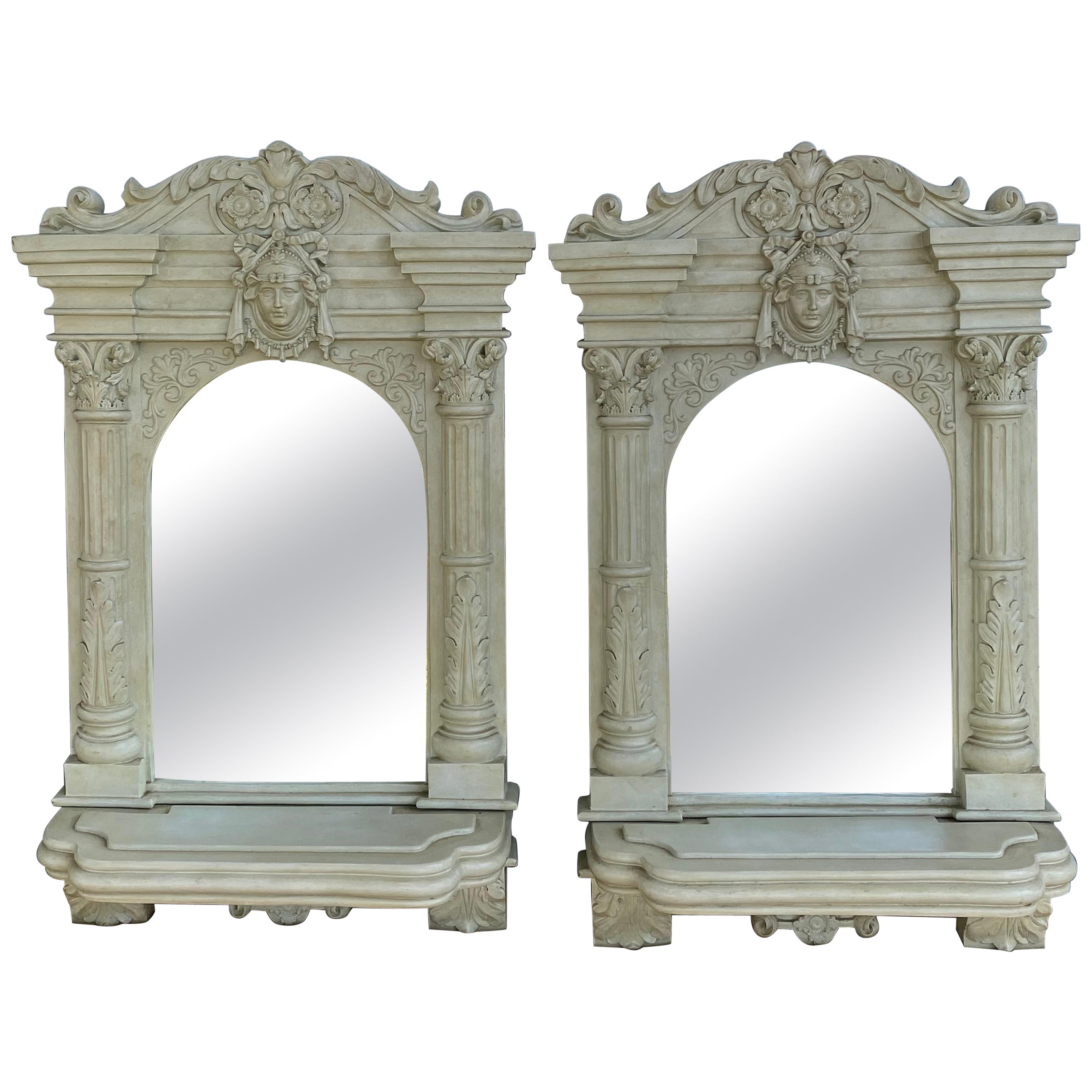 Miroirs muraux sculptés en résine sculptée et dorée des années 1970, lot de 2 en vente