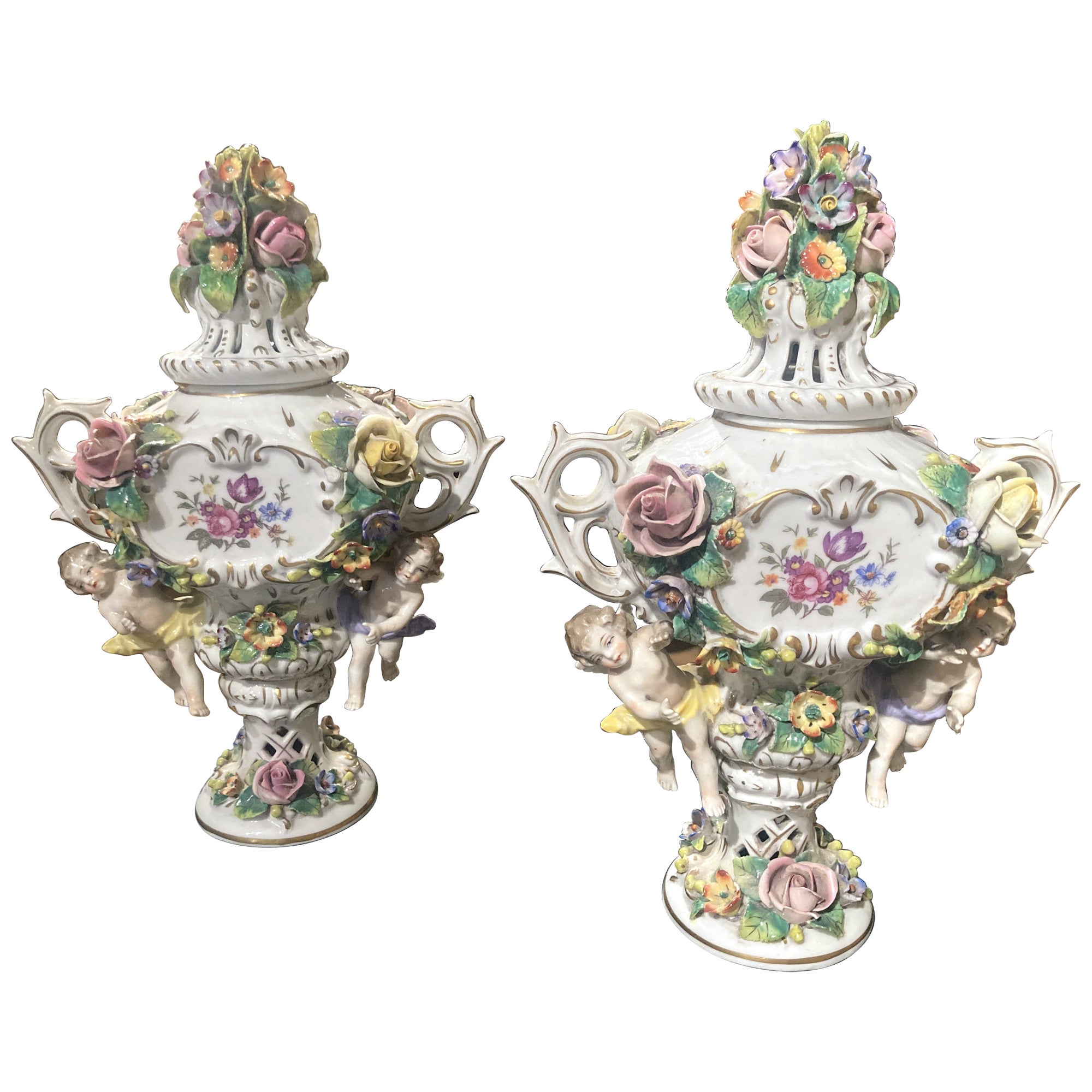 Vases à brûleurs d'encens en porcelaine polychrome de Capodimonte du 19ème siècle avec fleurs en vente