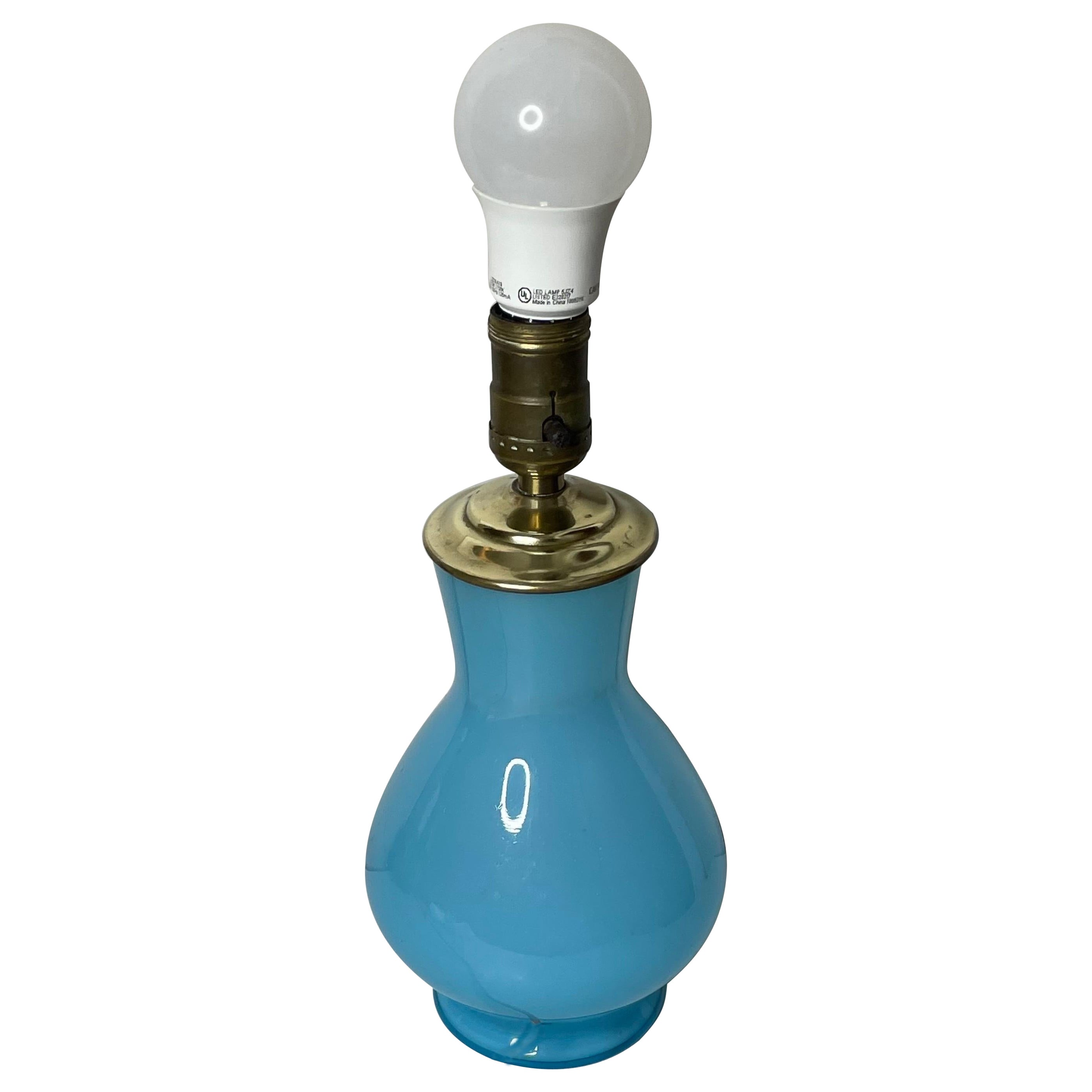 Lampe Kralik Bohème tchécoslovaque des années 1920 en verre opalin bleu, signée en vente