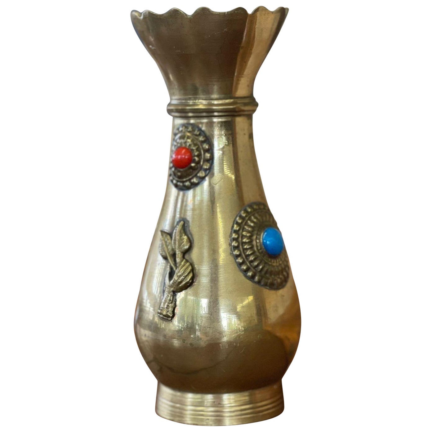 Vase décoratif ancien en laiton orné de bijoux rouges et bleus en vente