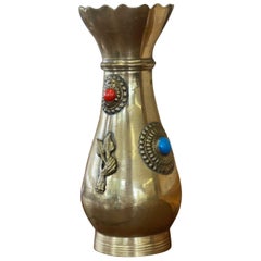 Vase décoratif ancien en laiton orné de bijoux rouges et bleus